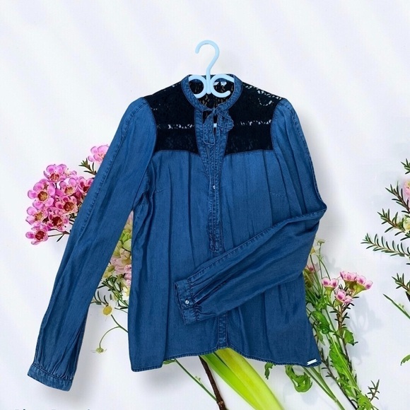 Beautiful denim and lace blouse from  Guess - Picture 1 of 5